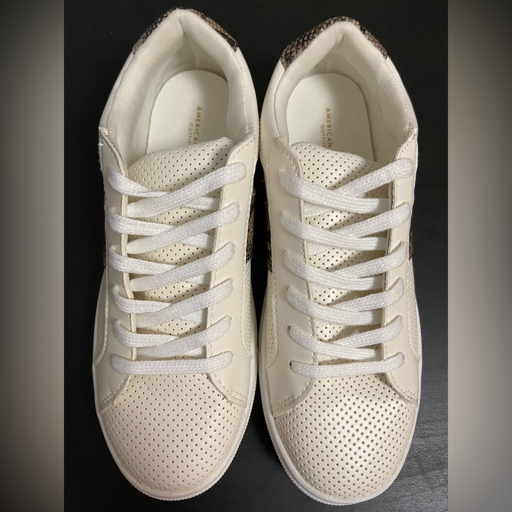 White and faux snakeskin women’s American Eagle sneakers size 6